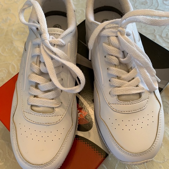 Woman’s athletic shoes like new - Picture 5 of 5